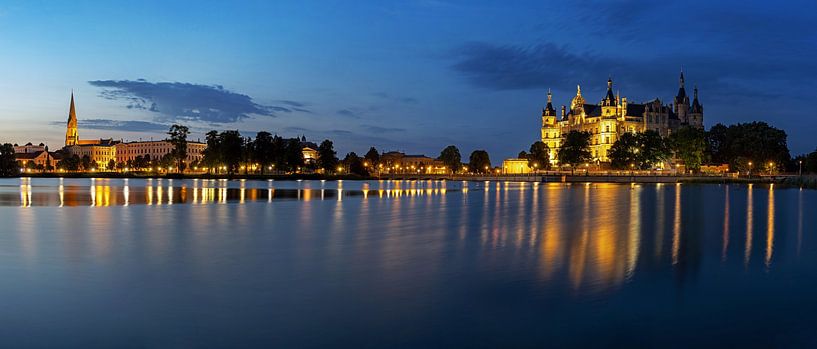 Schwerin Panorama zur blauen Stunde von Frank Herrmann