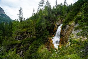 Belle chute d'eau dans les Dolomites sur Leo Schindzielorz