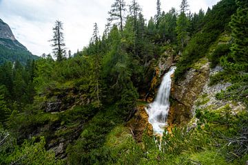 Wunderschöner Wasserfall in den Dolomiten von Leo Schindzielorz