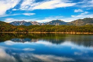 Majestätischer Eibsee mit perfekter Bergpanorama-Sicht