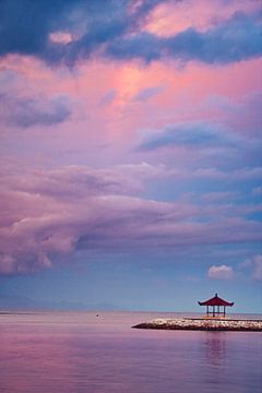 Sanur Beach Bali - Sonnenaufgang und Regenbogen über Ozean und Pagode