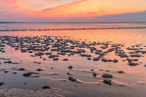 Calme sur la mer des Wadden, beau coucher de soleil