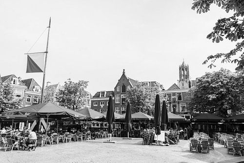 Dom tower from the Neude, Utrecht (black and white) by Kaj Hendriks