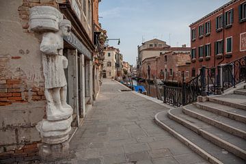 Moor met stalen neus in centrum van oude stad van Venetie, Italie van Joost Adriaanse