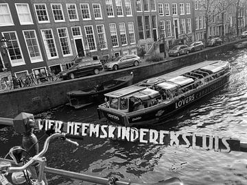 Amsterdamer Grachtenboot Leidsegracht.  Vier Heemskinderenbrug. von Marianna Pobedimova