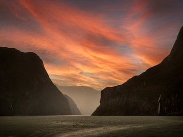 Kliffen en gebergte Milford Sound kust Nieuw Zeeland. Zonsondergang. van Albert Brunsting