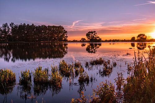 Mooi zonsondergang aan het water met mooie kleuren