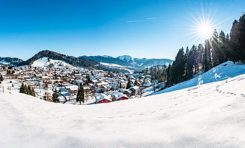 Zonnig uitzicht over Oberstaufen op een mooie winterdag