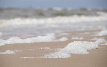 Schaum am Strand - Egmond aan Zee (die Niederlande) von Gerda Hoogerwerf