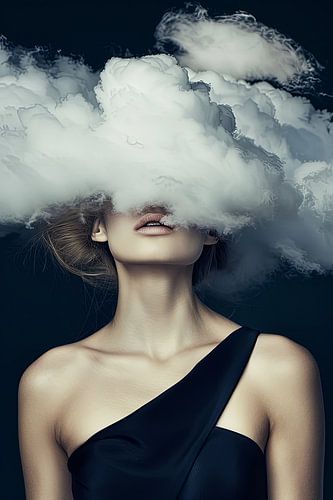 vrouw met hoofd in de wolken