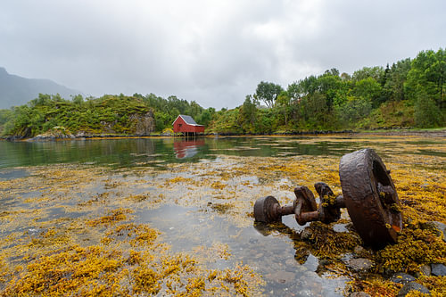 Kust van Lofoten met oude scheepsresten