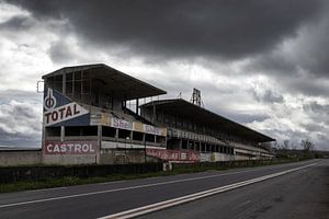 Stormachtige luchten boven racecircuit Reims-Gueux