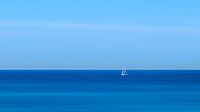 Segleboot im blauen Mittelmeer