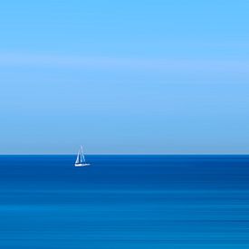 Voilier dans le bleu de la Méditerranée sur Frank Kremer