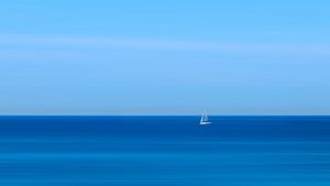Segleboot im blauen Mittelmeer