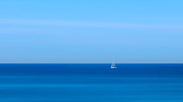 Zeilboot in de blauwe Middellandse Zee van Frank Kremer