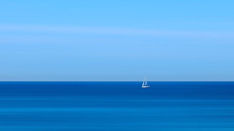 Segleboot im blauen Mittelmeer von Frank Kremer