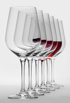 Wijnglazen met rode wijn van Achim Prill