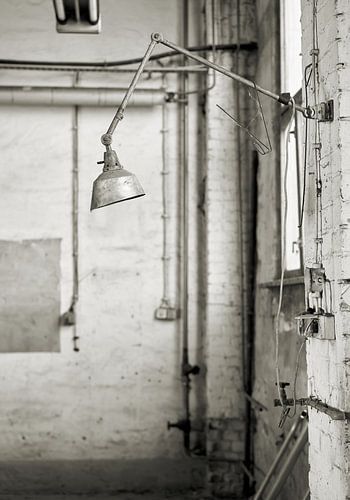 Lamp in een verlaten fabriek in Maagdenburg