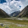 Vallei, bergen en wolken in de Andes, Huaraz, Peru van Peter Apers