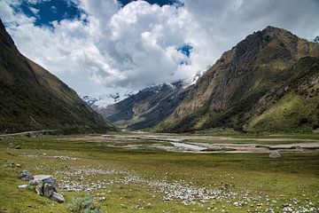 Vallei, bergen en wolken in de Andes, Huaraz, Peru
