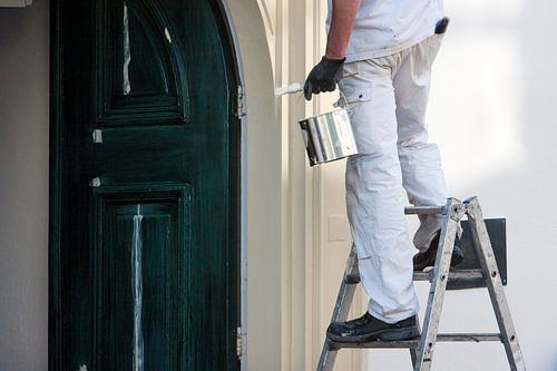 Gros plan sur un peintre en bâtiment professionnel