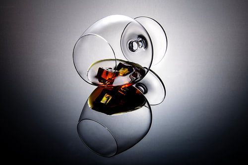 Cognacglas mit Cognac und Eiswürfeln. von Gerhard de Wit