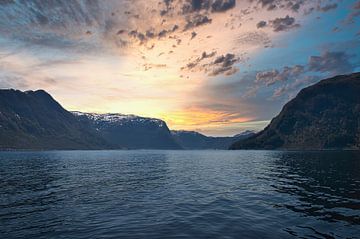 Le Cap-Occidental en Norvège. Fjord et mer avec coucher de soleil et montagnes sur la côte sur Martin Köbsch