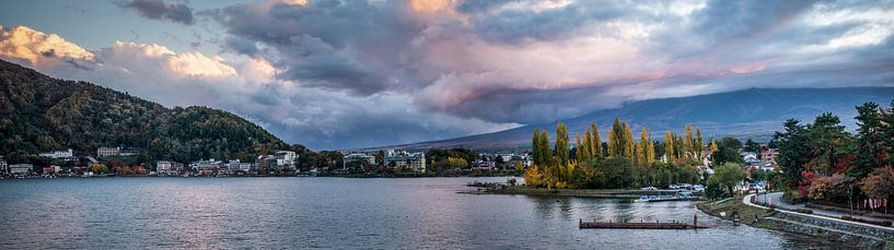 Coucher de soleil bleu-violet sur le lac automnal Kawaguchiko au Japon. par Manja Herrebrugh - Outdoor by Manja