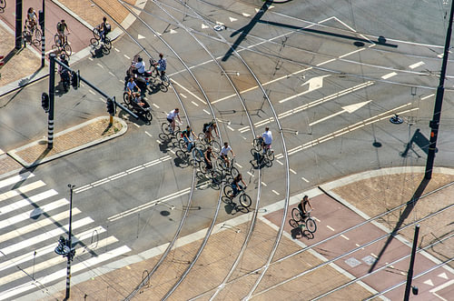 Jeu de lignes avec des cyclistes sur Frans Blok - des photos, de l'art et des autres décorations murales