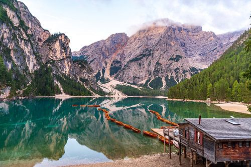 Le magnifique lac de Braies dans les montagnes des Dolomites, Tyrol du Sud