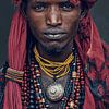Portrait de la tribu africaine Wodaabe en rouge sur Sander Hupkes