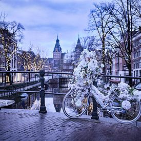 versierde fiets op Amsterdamse gracht van Karel Ham