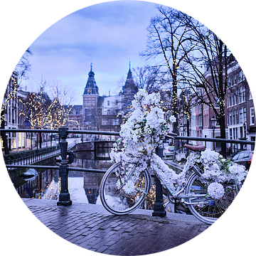 versierde fiets op Amsterdamse gracht van Karel Ham