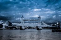 Clouds over the Tower Bridge van Ronald Huiberse thumbnail