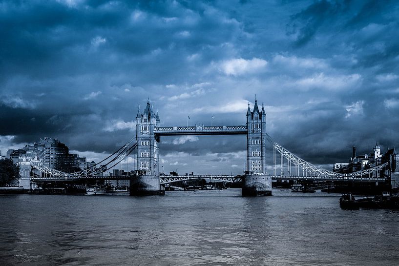 Wolken über der Tower Bridge von Ronald Huiberse