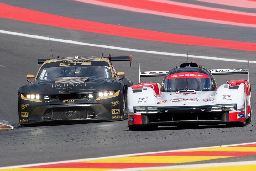 Porsche Hypercar und Ford Mustang GT3 in der Eau-Rouge-Kurve in Spa-Francorchamps von Arthur Bruinen