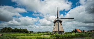 Oudhollandse molen tegen wolkendek in kleur