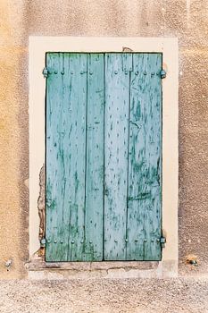Türkisfarbene alte Fensterläden in dem Dorf Nyons in der Drome in Südfrankreich