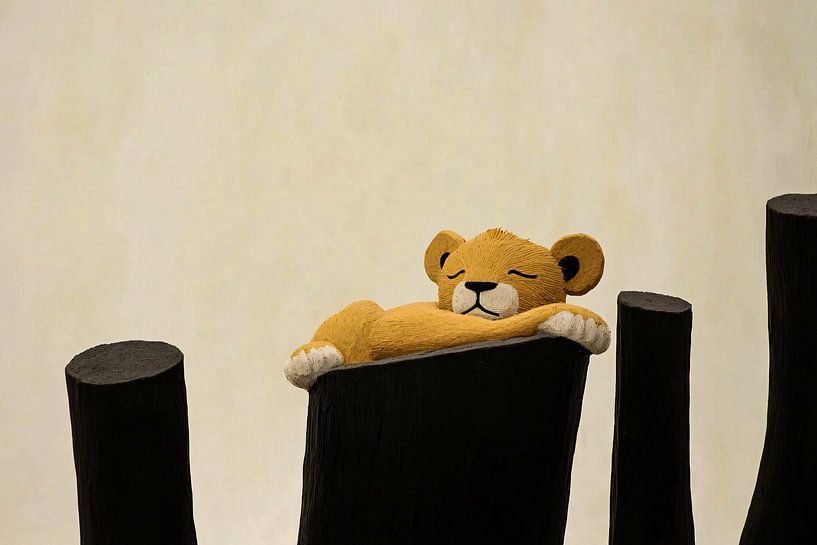 Schlafendes Löwenjunges auf Baumstamm von Imperial Art House