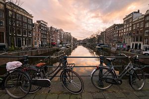 Fietsen met gracht in Amsterdam tijdens zonsondergang van iPics Photography
