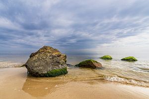 Findlinge am Strand von Bansin auf der Insel Usedom