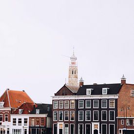 Bakenesserkerk achter grachtenpanden in Haarlem, aan het Spaarne van Simone Neeling
