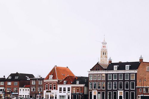 Beaconesserkerk derrière les maisons du canal à Haarlem, au Spaarne