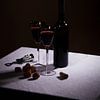 Stilleben mit Rotwein und zwei Gläsern von Rudy Rosman