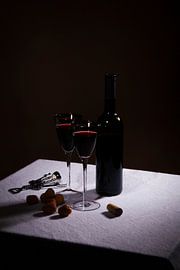 Nature morte avec du vin rouge et deux verres sur Rudy Rosman