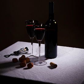 Nature morte avec du vin rouge et deux verres sur Rudy Rosman