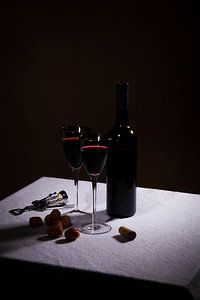 Stilleven met rode wijn en twee glazen van Rudy Rosman