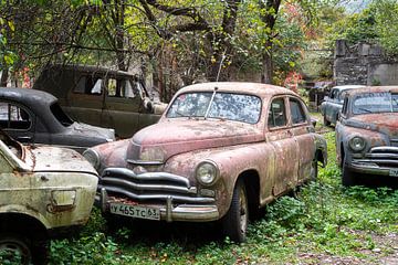 Rusty Abandoned Car. by Roman Robroek