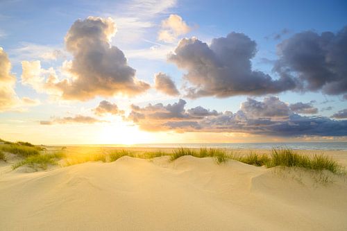 Zonsondergang op het strand van Texel met zandduinen op de voorgrond